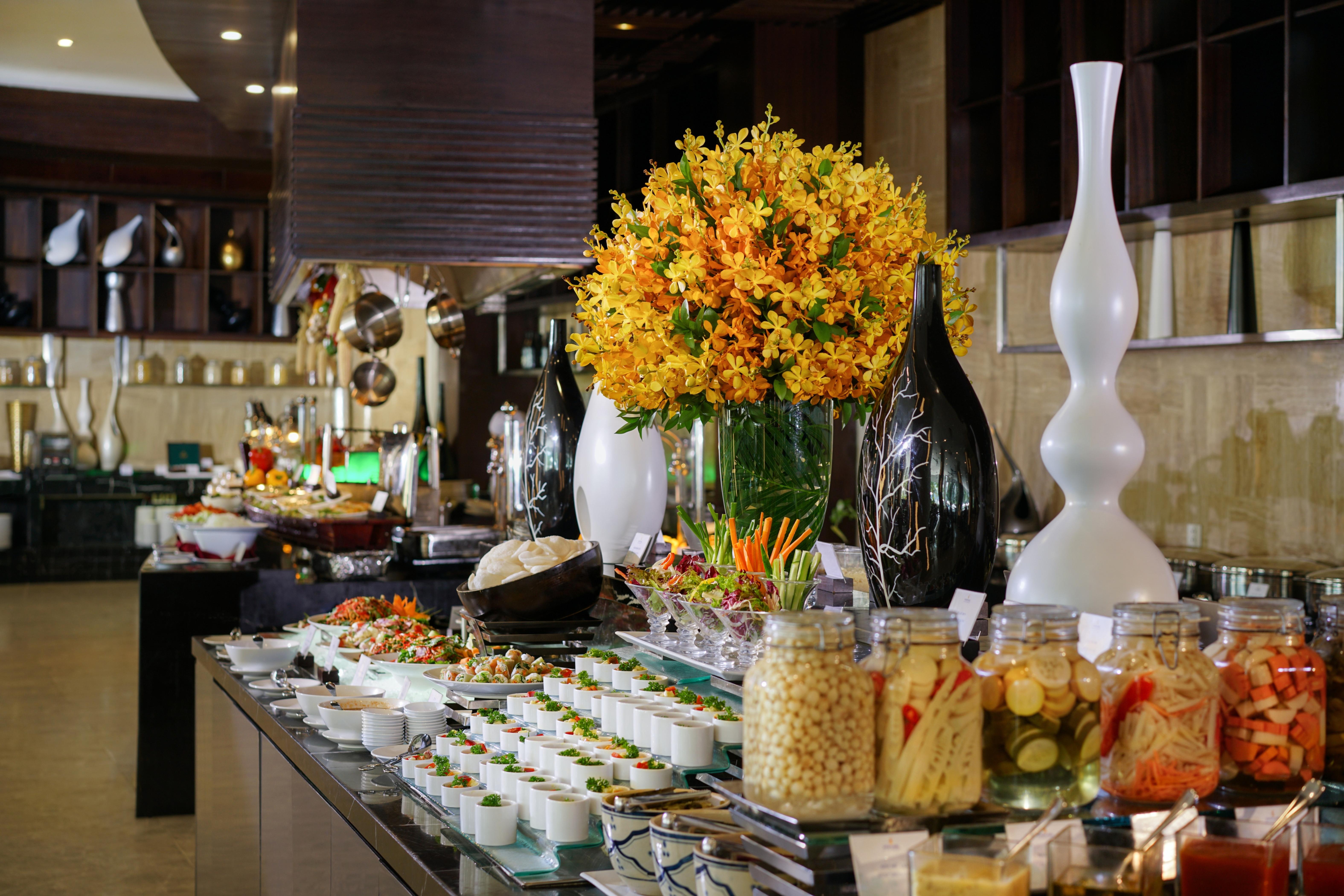 Vinpearl Resort & Spa Nha Trang Bay Dış mekan fotoğraf A buffet at a hotel